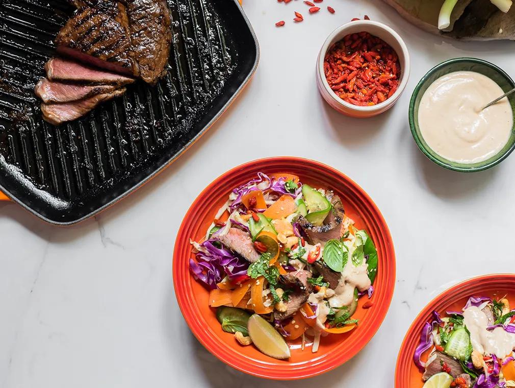 Insalata di manzo alla thailandese con bacche di Goji sottaceto e condimento di anacardi e zenzero