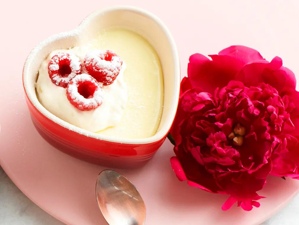Mousse di cioccolato bianco, cardamomo e lamponi