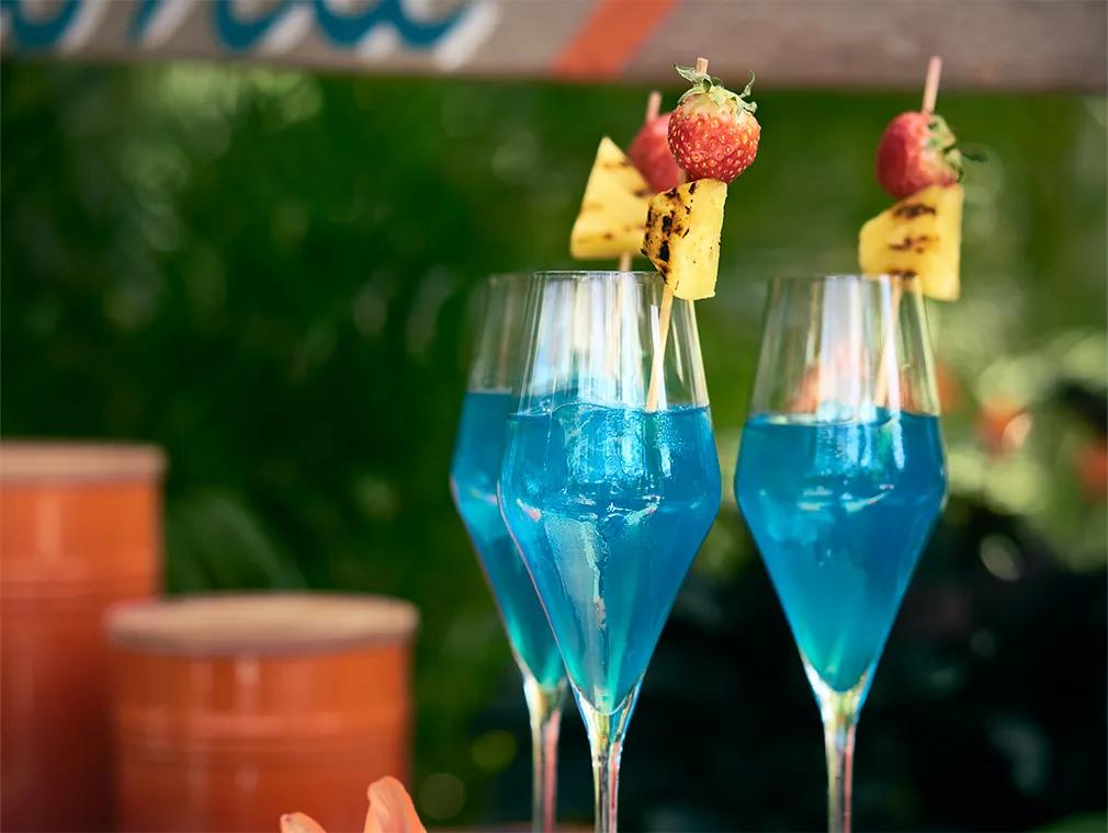 Cocktail Blue Hawaiian con ananas grigliato
