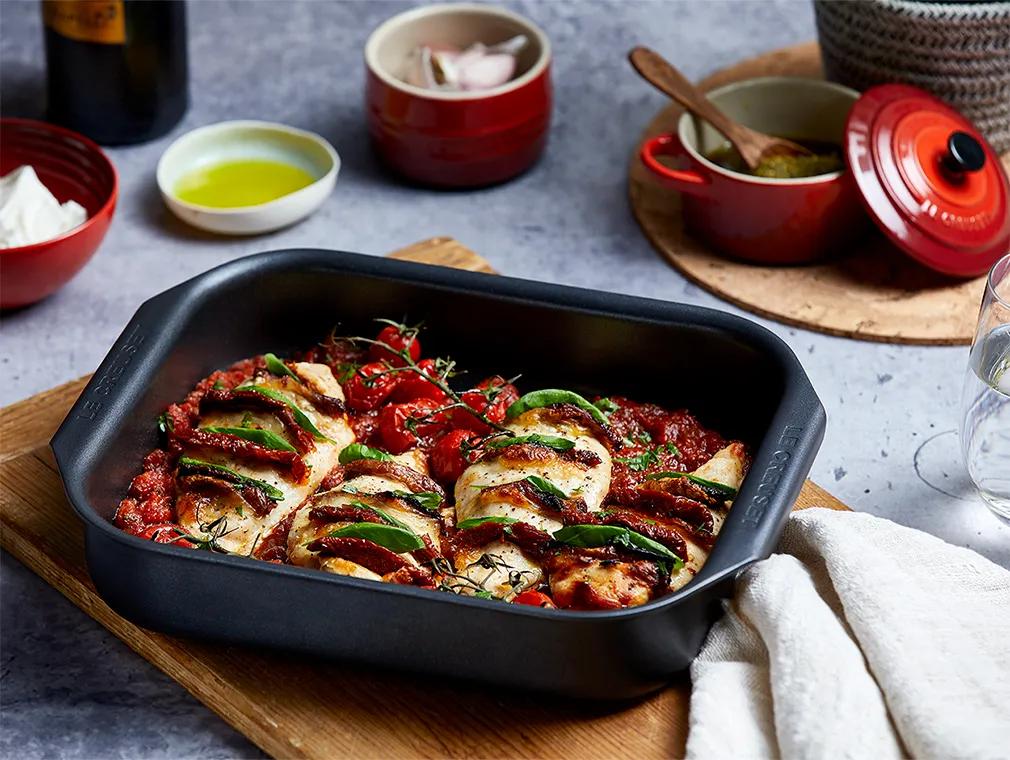 Pollo alla Hasselback con mozzarella e salsa di pomodoro piccante