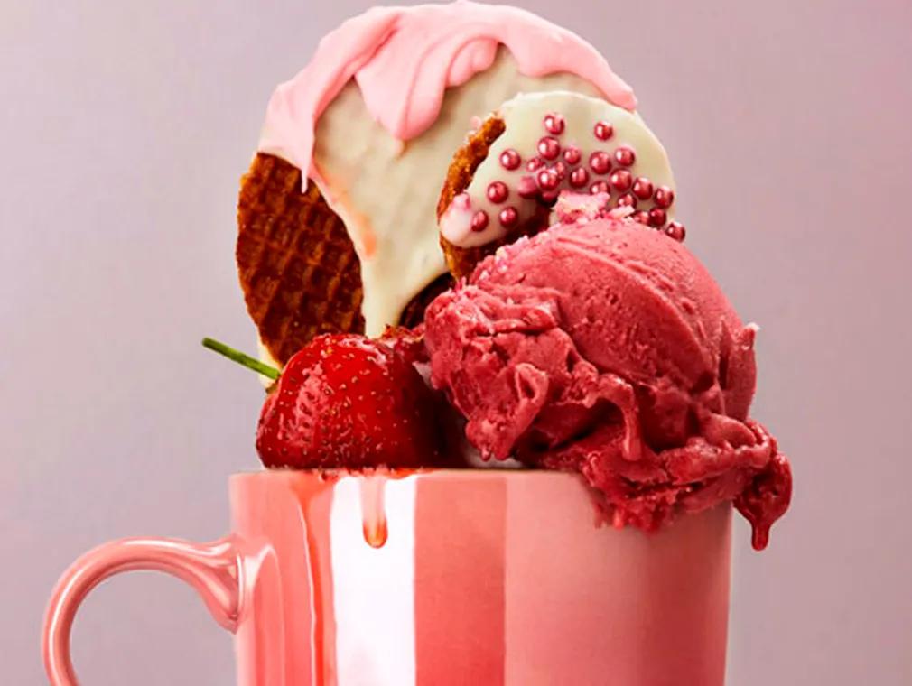 Coppa gelato estiva con cialde al caramello