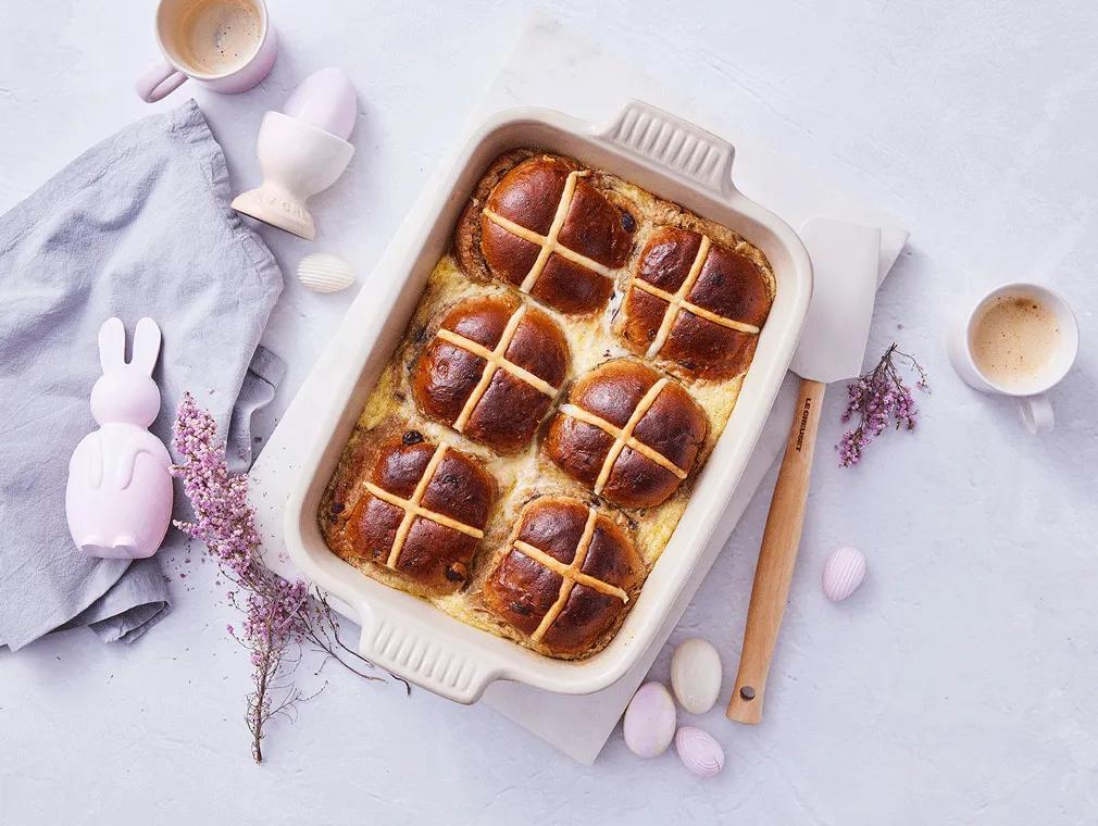 Hot Cross Bun Pudding di Pasqua speziato