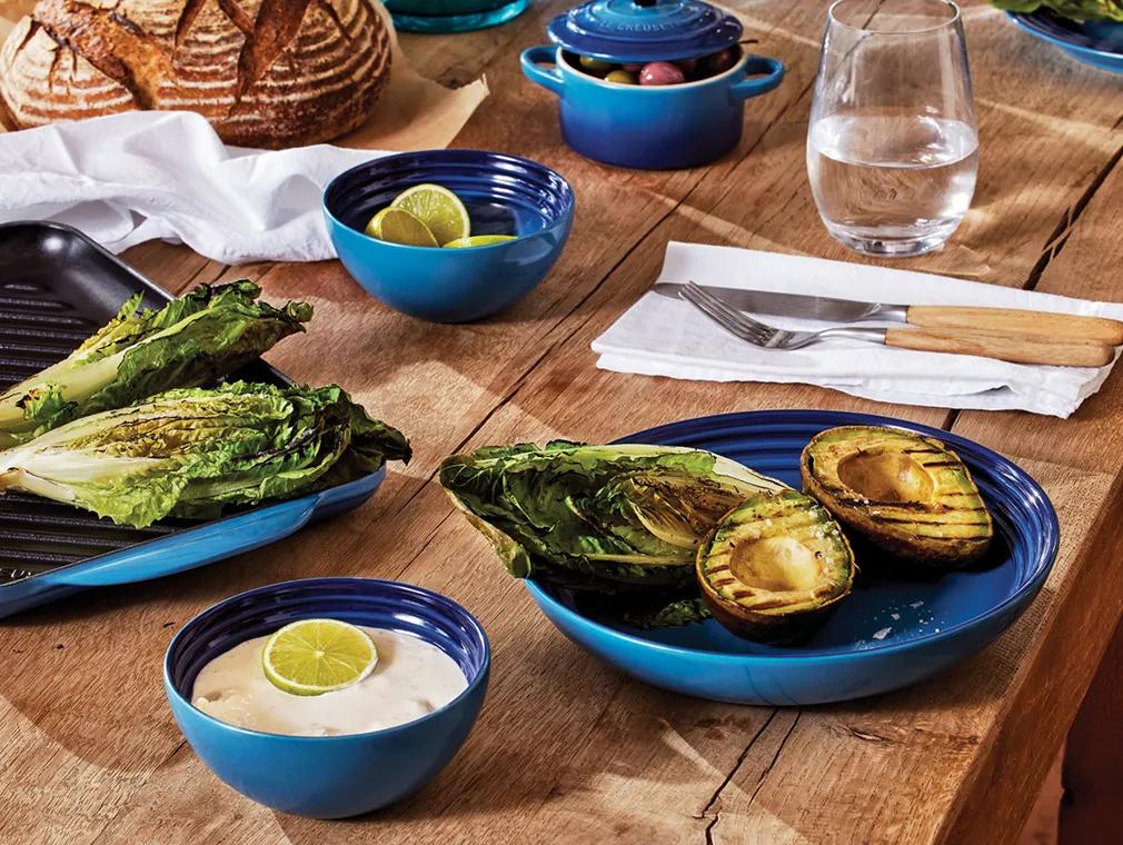 Insalata di lattuga romana e avocado con condimento di panna acida