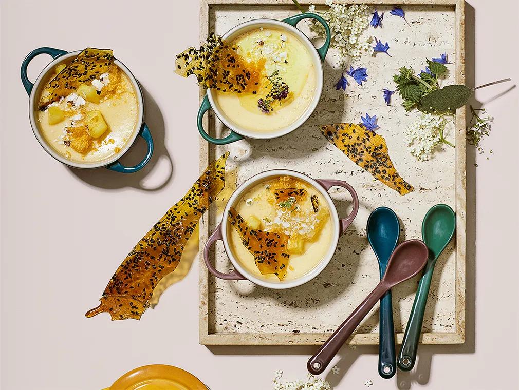 Yogurt al cocco al forno con cardamomo dolce,conserva di zenzero e croccante di sesamo